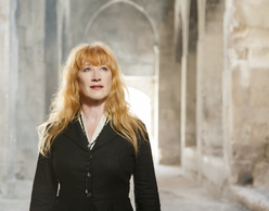 Loreena McKennitt | Το ξωτικό των κέλτικων ήχων στο Ηρώδειο