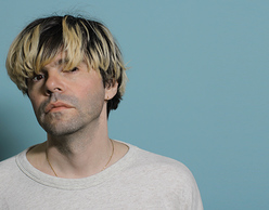 O Tim Burgess των The Charlatans στα SNFCC Sessions