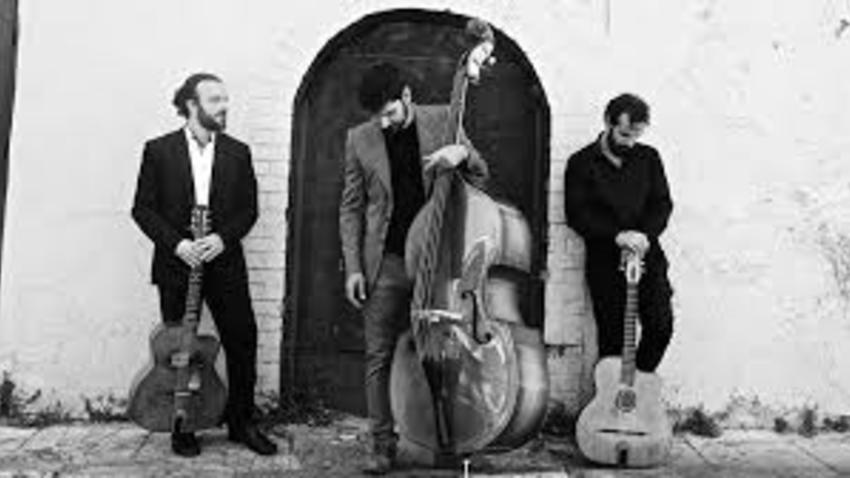 ΑΝΑΒΟΛΗ | Οι ManoucheDrome trio στο café του Νομισματικού