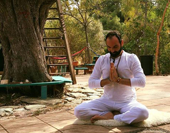 Kundalini yoga μέσω zoom από τον Vasken Knouni