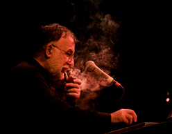 Αφιέρωμα στον Θάνο Μικρούτσικο :: Τους προβολείς στήσε