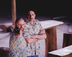 Η παράσταση «Πέτρες στις τσέπες του» επιστρέφει για μια μόνο βραδιά!