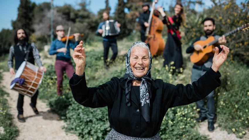 Στου «χορού την αγκαλιά» παρέα με τους Babo Koro