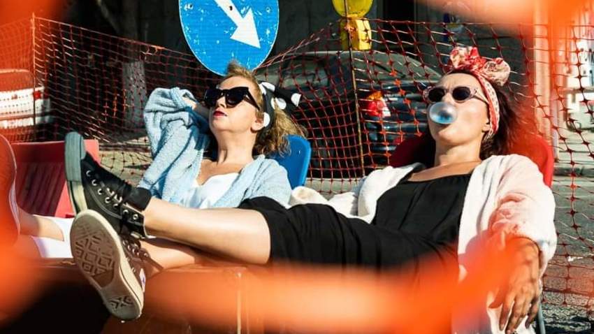«Το Κουτί» | Ένα τρανζίστορ, δύο γυναίκες και μια χωματερή