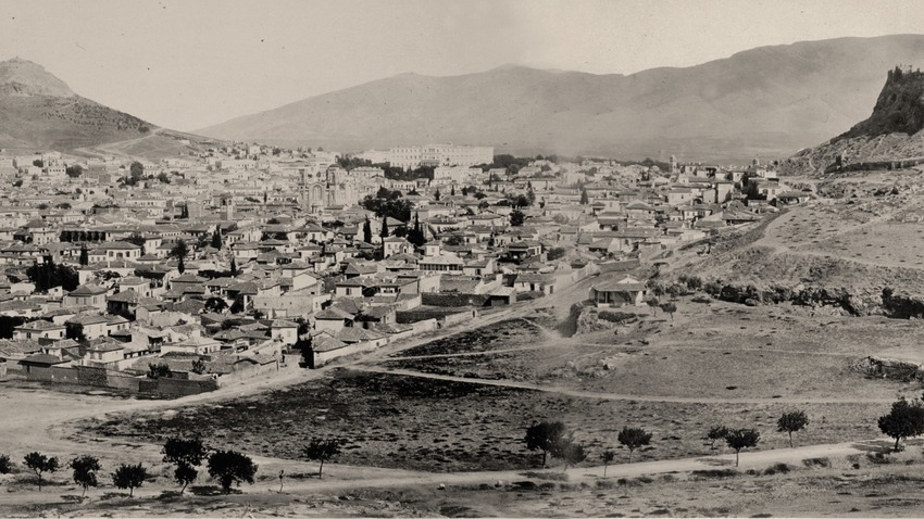 Η καθημερινή ζωή στην Πλάκα δίπλα στα αρχαία