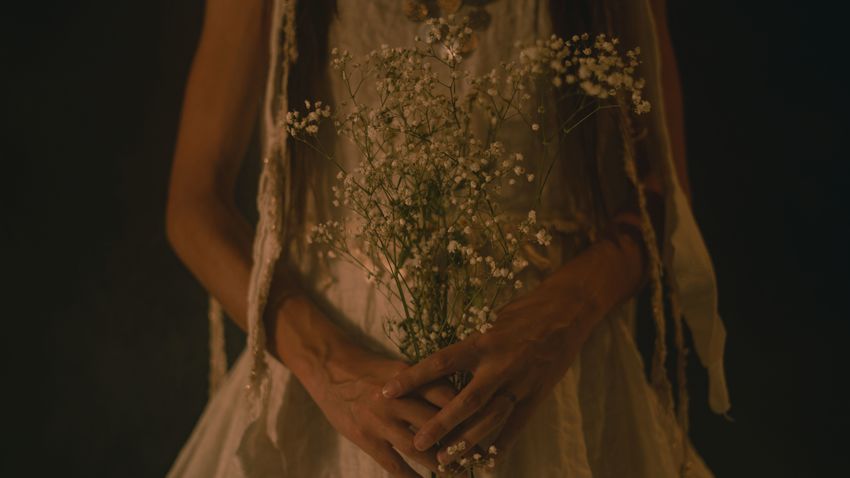 «βάιζα» {ΕΤΥΜ. αρβαν. <κορίτσι, κόρη} | Σκην.: Χριστίνα Ματθαίου