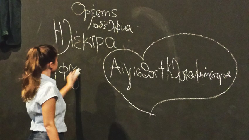 «Τσάντα για μαξιλάρι. Μια υπόθεση Τραγική» | Μια παράσταση για την εφηβεία