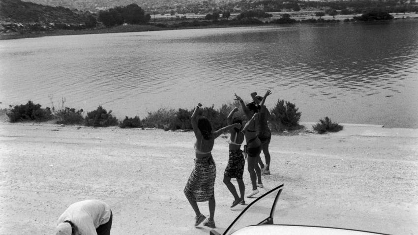 Διπλώνοντας τη θάλασσα σε φορέματα που διαλύονται σαν αλάτι | Perasma