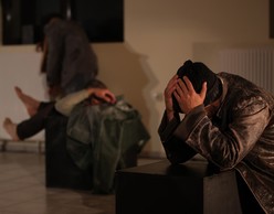 DOG TAGS του Στάθη Γράψα | Η φωνή των κρατουμένων στο Φεστιβάλ Αθηνών Επιδαύρου