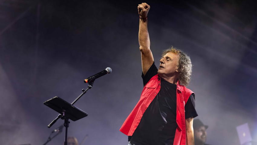 Ο Βασίλης Παπακωνσταντίνου στο Θέατρο Βράχων