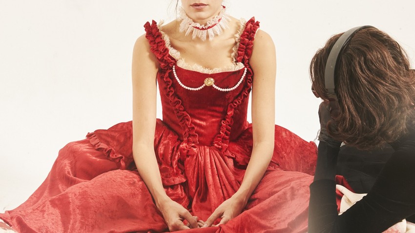 «ΜΑΡΙ ΑΝΤΟΥΑΝΕΤ - Savon Original: Η Ασφυξία Του Πούπουλου Όταν Πέφτει»