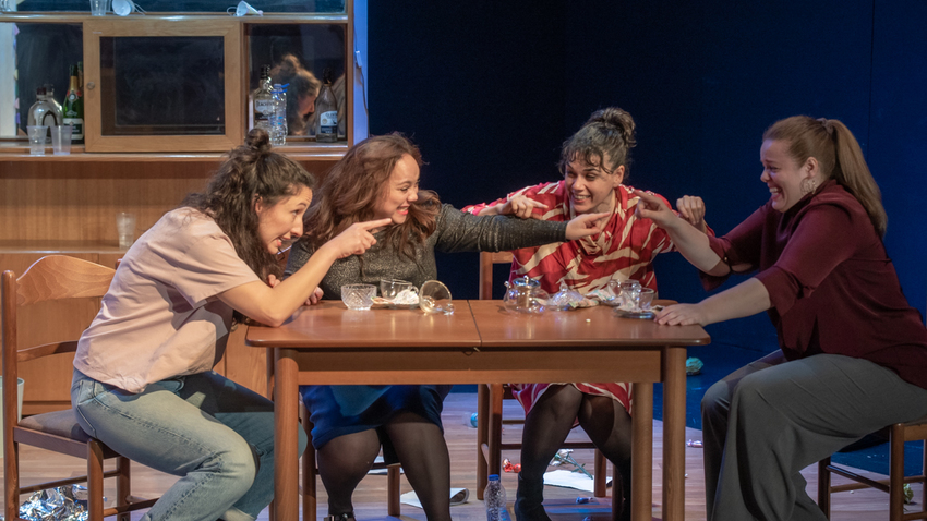 «Με δύναμη από την Κηφισιά» | Σκην. Γ. Μαυραγάνη