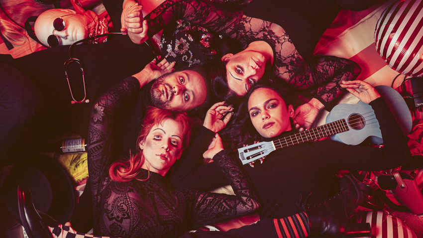 Evelyn Evelyn | Σκην.: Κ. Νικολαΐδη