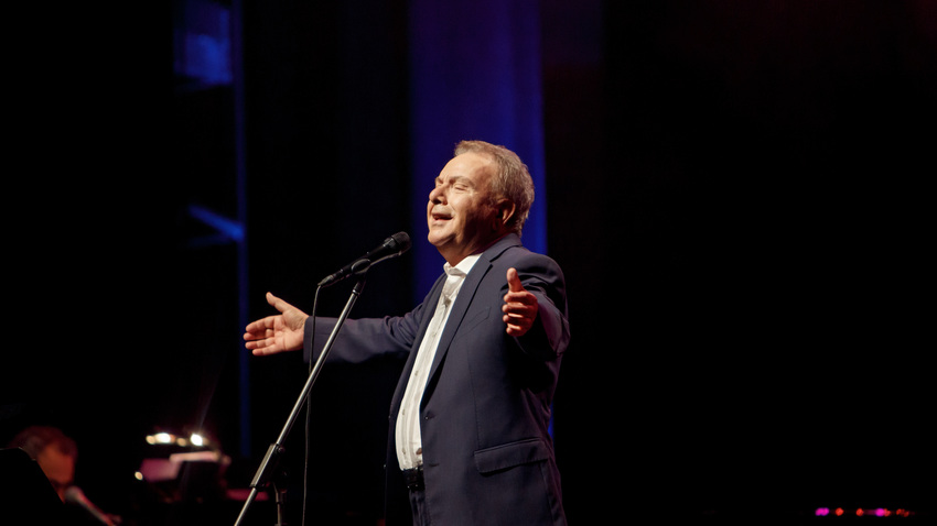 Μανώλης Μητσιάς | Θαλασσινά φεγγάρια μακρινά, στους ουρανούς του Νίκου Γκάτσου