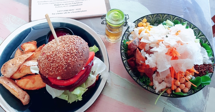 #MomAndTheCity Επιχείρηση Έξοδος // Το Avit φέρνει λονδρέζικο αέρα στην Γλυφάδα σερβίροντας vegan burger του ονείρου