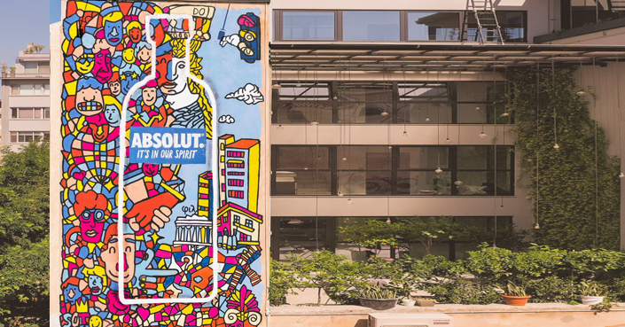 THE ABSOLUT MURAL: Ένα νέο κορίτσι συμπληρώνει τις μονοκονδυλιές του Soteur και μοιράζεται μαζί μας το όραμά της για τη διαφορετικότητα! Γνωρίστε την!