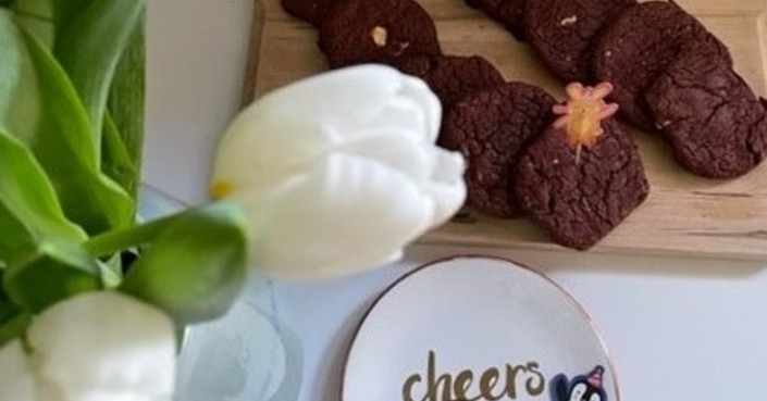 MOMANDTHECITY Επιχείρηση  Κάτι για την λιγούρα // Red velvet cookies με κομματάκια λαχταριστής λευκής σοκολάτας!