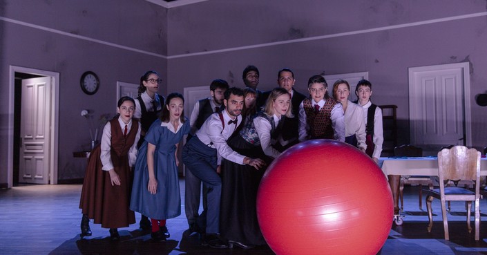 Είδαμε: "Περιπέτειες της Αλίκης στη χώρα των θαυμάτων", σε σκηνοθεσία Γ. Μαυραγάνη στο Εθνικό Θέατρο // Μια -ποιητική- παράσταση για πολλές ηλικίες