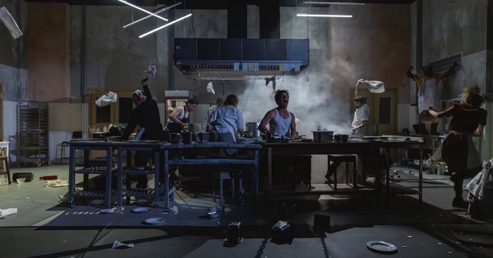 Είδαμε: "Η Κουζίνα" του Α. Γουέσκερ, σε σκηνοθεσία Γ. Κουτλή // Επανάσταση με μαχαιροπίρουνα