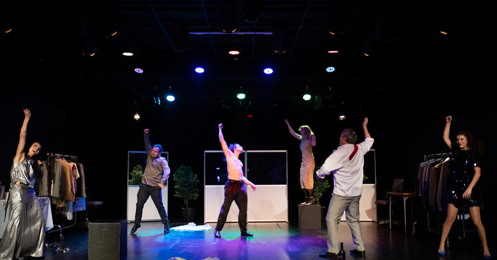 Ο Θείος Άρης έκανε εργασιακά Push Up στο Θέατρο ΕΛΕΡ