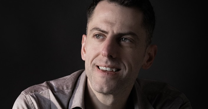 Ο Παντελής Φλατσούσης μιλά στο deBop με αφορμή τη νέα του παράσταση