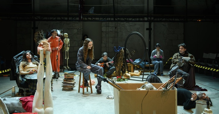 Ο θείος Άρης έγραψε χωρις ΑΙ για το «Ούρλιαξα στους Θεούς του 0 και του 1» στο Θέατρο Δίπυλον