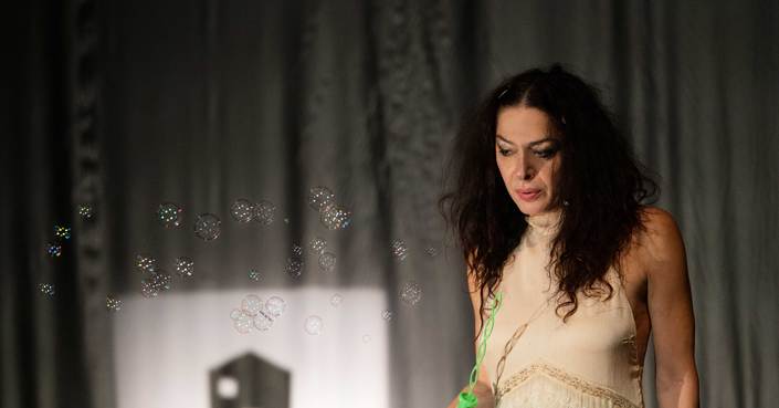 Η Νάνα Παπαδάκη για το «Έργο δύο προσώπων» του Τένεσι Ουίλιαμς