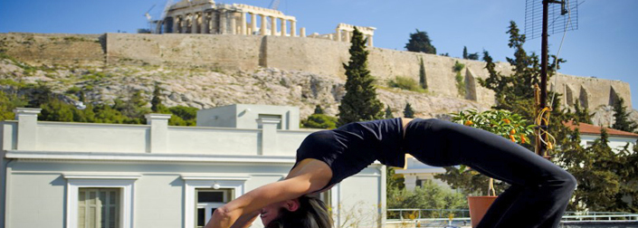 Yoga κάτω από τον βράχο της Ακρόπολης